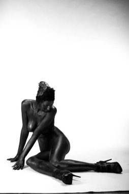 Çıplak kadın stüdyoda beyaz bir arka plan üzerinde siyah boyalı