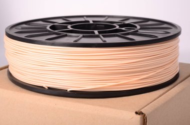 3D yazıcı için filament parlak bir arka planda kristal berraklığında ve parlak.