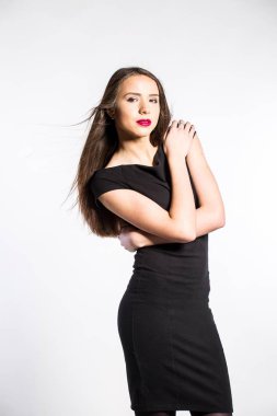 izole beyaz arka plan üzerinde siyah elbiseli güzel genç bir Afrikalı-Amerikalı kadın