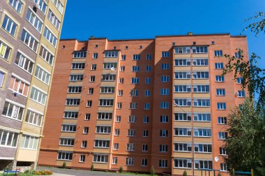 Modern ve yeni apartman. Multistoried, yeni, modern ve şık yaşam blok daireler. Gerçek arazi. Yeni ev. Yeni blok daireler inşa edilmiş