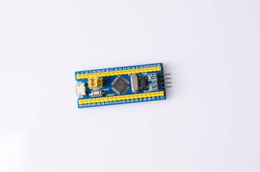 Beyaz izole elektronik bileşenler topluluğu