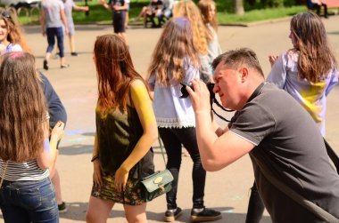 Lutsk, Ukrayna - 01.06.2017 Avrupa'da Düzenlenen Şarkı konserinde Dünya Gençlik Günü Hacıları. Konser, Dünya Gençlik Günü ve Avrupa Kültür Başkenti Piskoposluk Günleri kapsamında.