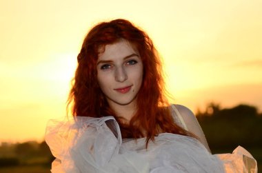 Kafkas görünümünden bir genç güzel cevheri kız ananas ile eğleniyor. Metin için yerleştirin. Vegan, vegetarianizm, sağlıklı yaşam tarzı, pozitif konsept