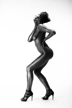 Çıplak kadın stüdyoda beyaz bir arka plan üzerinde siyah boyalı