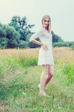 Güzel seksi sarışın açık havada portre