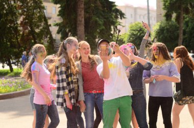 Lutsk, Ukrayna - 01.06.2017 Avrupa'da Düzenlenen Şarkı konserinde Dünya Gençlik Günü Hacıları. Konser, Dünya Gençlik Günü ve Avrupa Kültür Başkenti Piskoposluk Günleri kapsamında.