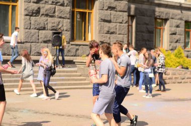 Lutsk, Ukrayna - 01.06.2017 Avrupa'da Düzenlenen Şarkı konserinde Dünya Gençlik Günü Hacıları. Konser, Dünya Gençlik Günü ve Avrupa Kültür Başkenti Piskoposluk Günleri kapsamında.