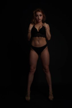 Genç güzel kadın içinde bir moda keten lüks sarışın içinde TH