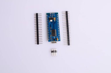 Beyaz izole elektronik bileşenler topluluğu