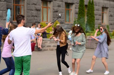 Lutsk, Ukrayna - 01.06.2017 Avrupa'da Düzenlenen Şarkı konserinde Dünya Gençlik Günü Hacıları. Konser, Dünya Gençlik Günü ve Avrupa Kültür Başkenti Piskoposluk Günleri kapsamında.