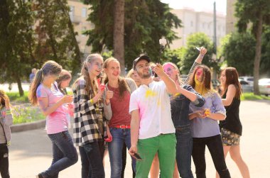 Lutsk, Ukrayna - 01.06.2017 Avrupa'da Düzenlenen Şarkı konserinde Dünya Gençlik Günü Hacıları. Konser, Dünya Gençlik Günü ve Avrupa Kültür Başkenti Piskoposluk Günleri kapsamında.