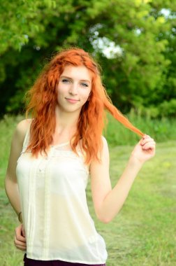 Kafkas görünümünden bir genç güzel cevheri kız ananas ile eğleniyor. Metin için yerleştirin. Vegan, vegetarianizm, sağlıklı yaşam tarzı, pozitif konsept