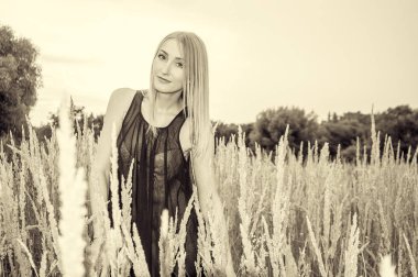 Güzel seksi sarışın açık havada