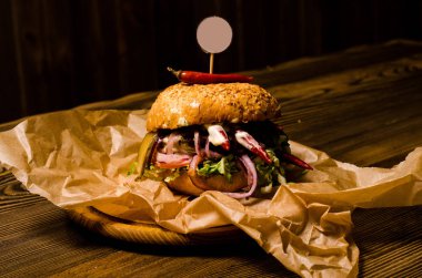 Ahşap masa ile pastırma burger