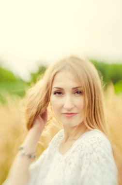 Güzel seksi sarışın açık havada portre