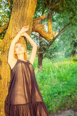 Güzel seksi sarışın açık havada