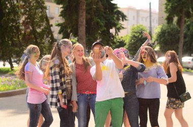 Lutsk, Ukrayna - 01.06.2017 Avrupa'da Düzenlenen Şarkı konserinde Dünya Gençlik Günü Hacıları. Konser, Dünya Gençlik Günü ve Avrupa Kültür Başkenti Piskoposluk Günleri kapsamında.