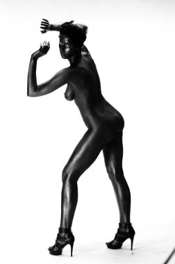 Çıplak kadın stüdyoda beyaz bir arka plan üzerinde siyah boyalı