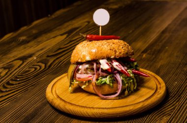 Ahşap masa ile pastırma burger