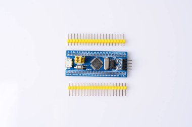 Beyaz izole elektronik bileşenler topluluğu