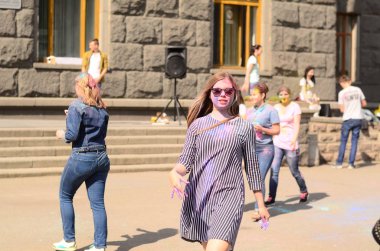 Lutsk, Ukrayna - 01.06.2017 Avrupa'da Düzenlenen Şarkı konserinde Dünya Gençlik Günü Hacıları. Konser, Dünya Gençlik Günü ve Avrupa Kültür Başkenti Piskoposluk Günleri kapsamında.