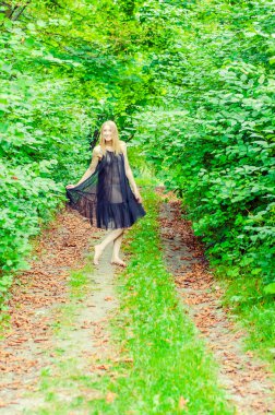 Güzel seksi sarışın açık havada portre