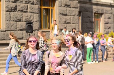 Lutsk, Ukrayna - 01.06.2017 Avrupa'da Düzenlenen Şarkı konserinde Dünya Gençlik Günü Hacıları. Konser, Dünya Gençlik Günü ve Avrupa Kültür Başkenti Piskoposluk Günleri kapsamında.