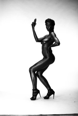 Çıplak kadın stüdyoda beyaz bir arka plan üzerinde siyah boyalı