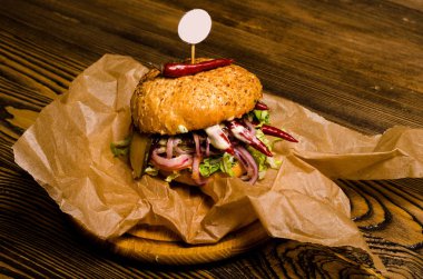 Ahşap masa ile pastırma burger