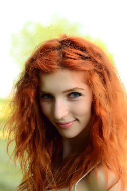 Kafkas görünümünden bir genç güzel cevheri kız ananas ile eğleniyor. Metin için yerleştirin. Vegan, vegetarianizm, sağlıklı yaşam tarzı, pozitif konsept