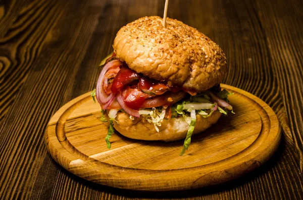 Hamburguesa de tocino con empanada de ternera en mesa de madera —  Fotos de Stock