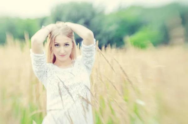 Vacker sexig blondin utomhus porträtt — Stockfoto
