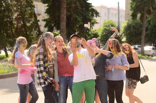 ルツク、 ウクライナ - 01.06.2017 コンサート中の世界青年の日の巡礼者歌うヨーロッパ。コンサートは、世界青年の日とヨーロッパの文化の国会議事堂の教区の日の一部です. — ストック写真