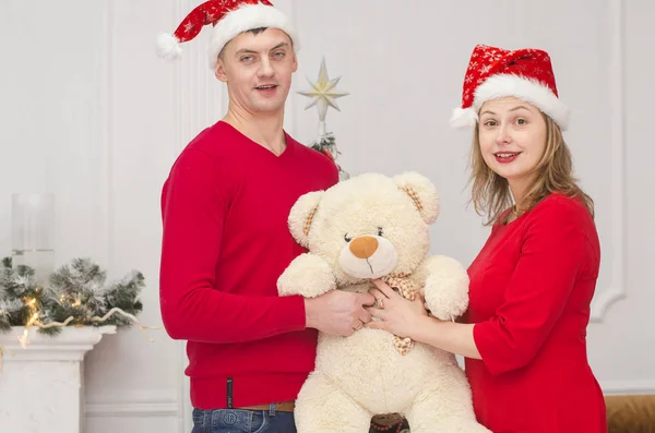 Hombre sorpresa mujer para Navidad — Foto de Stock