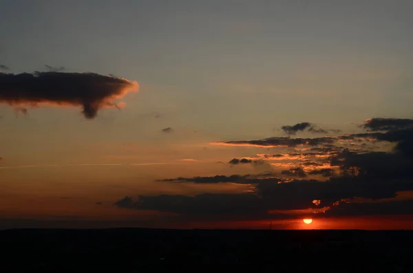 Sunset silhuett av kyrkkorset vid solnedgången — Stockfoto