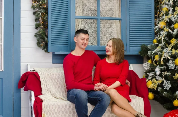 Hombre sorpresa mujer para Navidad —  Fotos de Stock