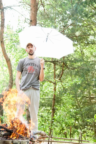 Ormanda Şömine Yakınında Bir Şemsiye Ile Adam — Stok fotoğraf