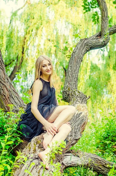 Retrato Uma Menina Bonita Com Olhos Azuis Uma Jaqueta Cinza — Fotografia de Stock