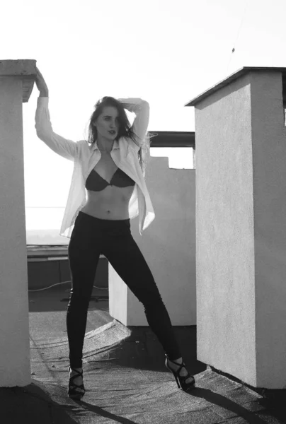 Genç seksi kadın çatıda poz, leater ceket giyiyor, Swag — Stok fotoğraf