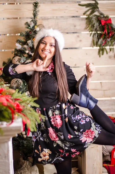 Jovem bela mulher esperando natal em casa — Fotografia de Stock