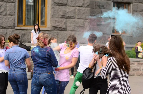 Lutsk, Ukraine - 01.06.2017 Pèlerins des Journées Mondiales de la Jeunesse pendant le concert Singing Europe. Le concert fait partie des Journées dans les diocèses des Journées Mondiales de la Jeunesse et Capitole Européenne de la Culture . — Photo