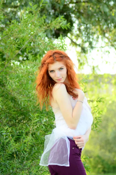 Ein junges schönes Erz-Mädchen kaukasischen Aussehens hat — Stockfoto