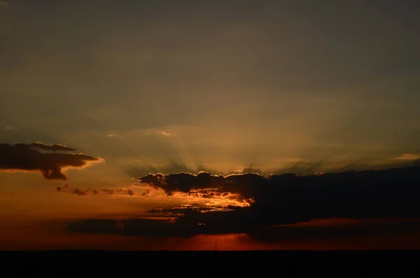 Sunset silhuett av kyrkkorset vid solnedgången — Stockfoto