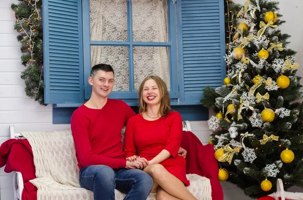 Hombre sorpresa mujer para Navidad —  Fotos de Stock