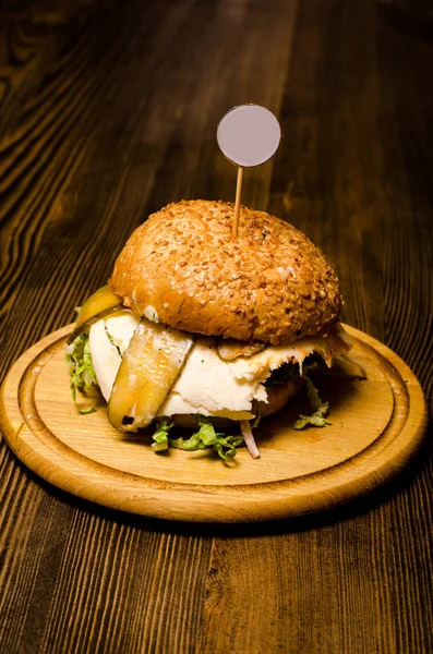 Бекон бургер з дерев'яним столом — стокове фото
