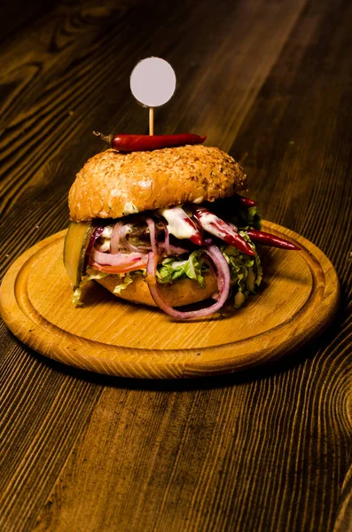 Hambúrguer de bacon com na mesa de madeira — Fotografia de Stock