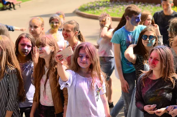 Lutsk, Ukraine - 01.06.2017 Pèlerins des Journées Mondiales de la Jeunesse pendant le concert Singing Europe. Le concert fait partie des Journées dans les diocèses des Journées Mondiales de la Jeunesse et Capitole Européenne de la Culture . — Photo