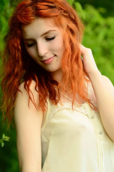 Een jong mooi erts meisje van de Kaukasische verschijning is het hebben van plezier met ananas. Plaats voor tekst. Veganistisch, vegetarisme, gezonde levensstijl, positief concept — Stockfoto