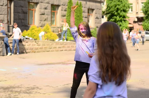 Lutsk, Ukraine - 01.06.2017 Pèlerins des Journées Mondiales de la Jeunesse pendant le concert Singing Europe. Le concert fait partie des Journées dans les diocèses des Journées Mondiales de la Jeunesse et Capitole Européenne de la Culture . — Photo