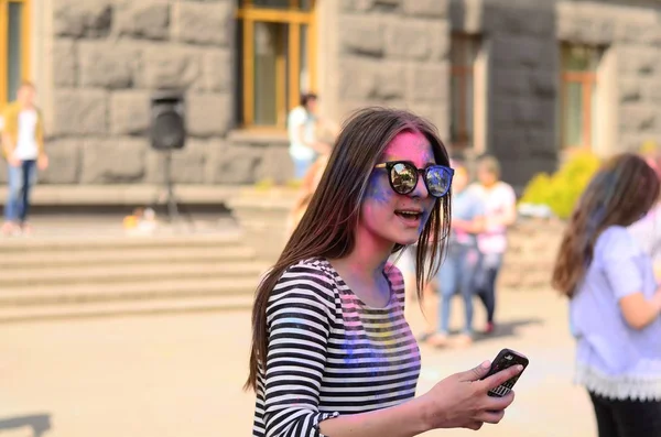 Lutsk, Ucrania - 01.06.2017 Peregrinos de la Jornada Mundial de la Juventud durante el concierto Cantando Europa. El concierto forma parte de las Jornadas en las diócesis de la Jornada Mundial de la Juventud y Capitolio Europeo de la Cultura . — Foto de Stock